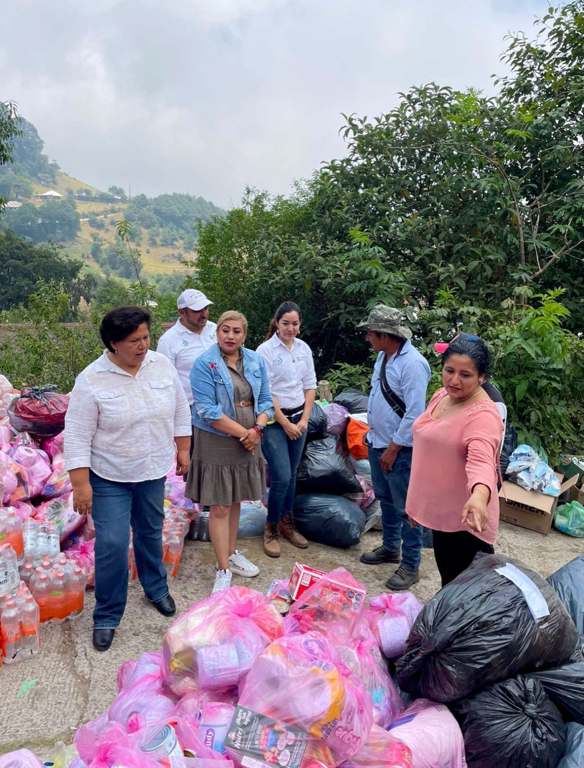 Entregan autoridades municipales apoyos donados por la sociedad
