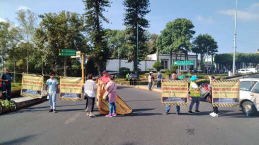 Bloquean vecinos del Cementerio Palo Verde de Xalapa las avenidas 20 de Noviembre y Lázaro Cárdenas, exigen la reubicación del SEMEFO