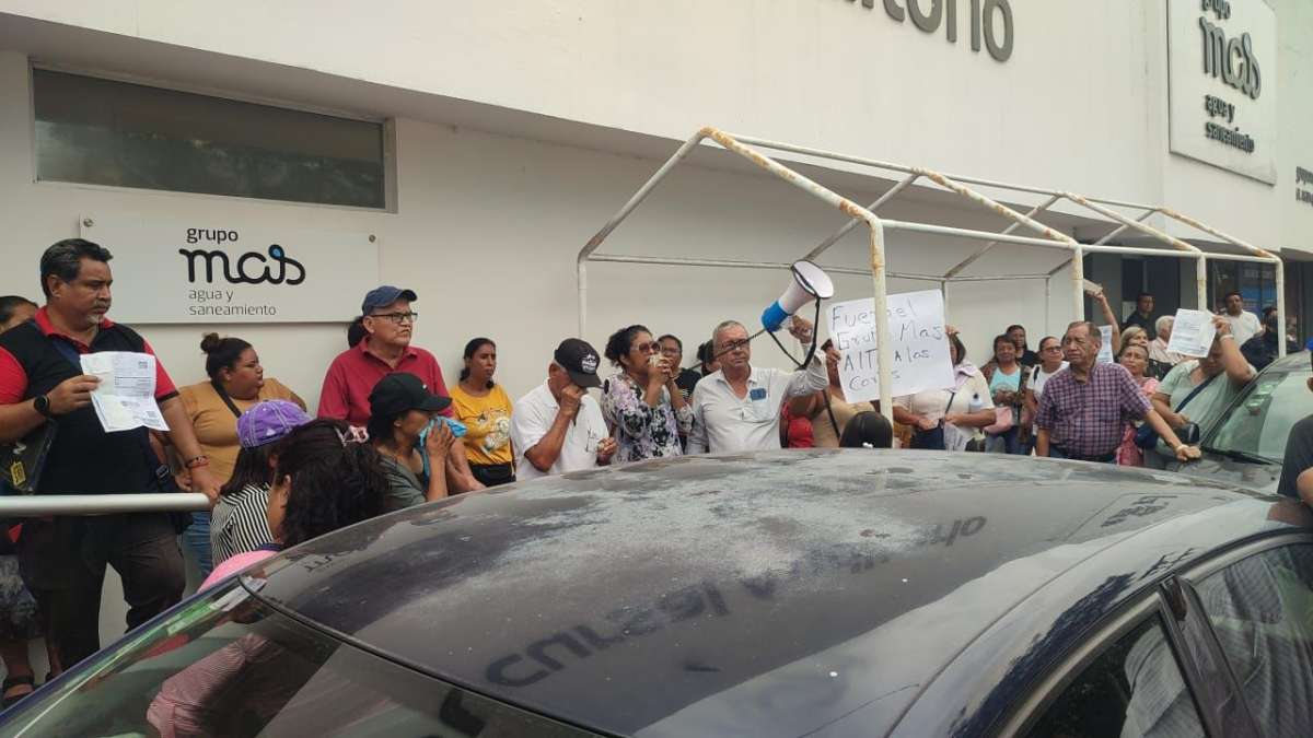 Vecinos de 10 colonias de Matacocuite protestan frente a Grupo Más y bloquean avenida Miguel Alemán  