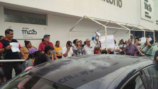Vecinos de 10 colonias de Matacocuite protestan frente a Grupo Más y bloquean avenida Miguel Alemán  