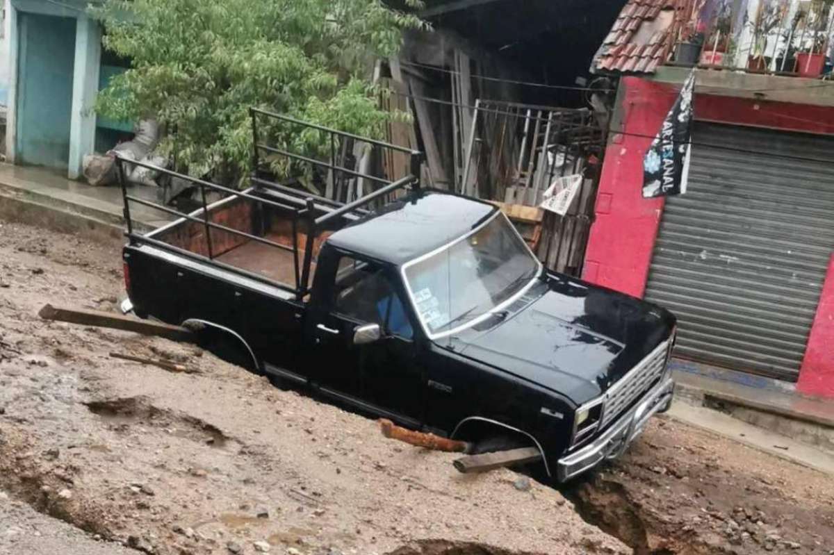Tormenta tropical Alberto formó una gran zanja en la colonia Carolino Anaya de Xalapa