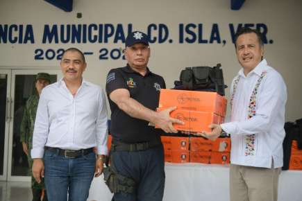Cuitláhuac García entrega equipamiento a policías de Isla