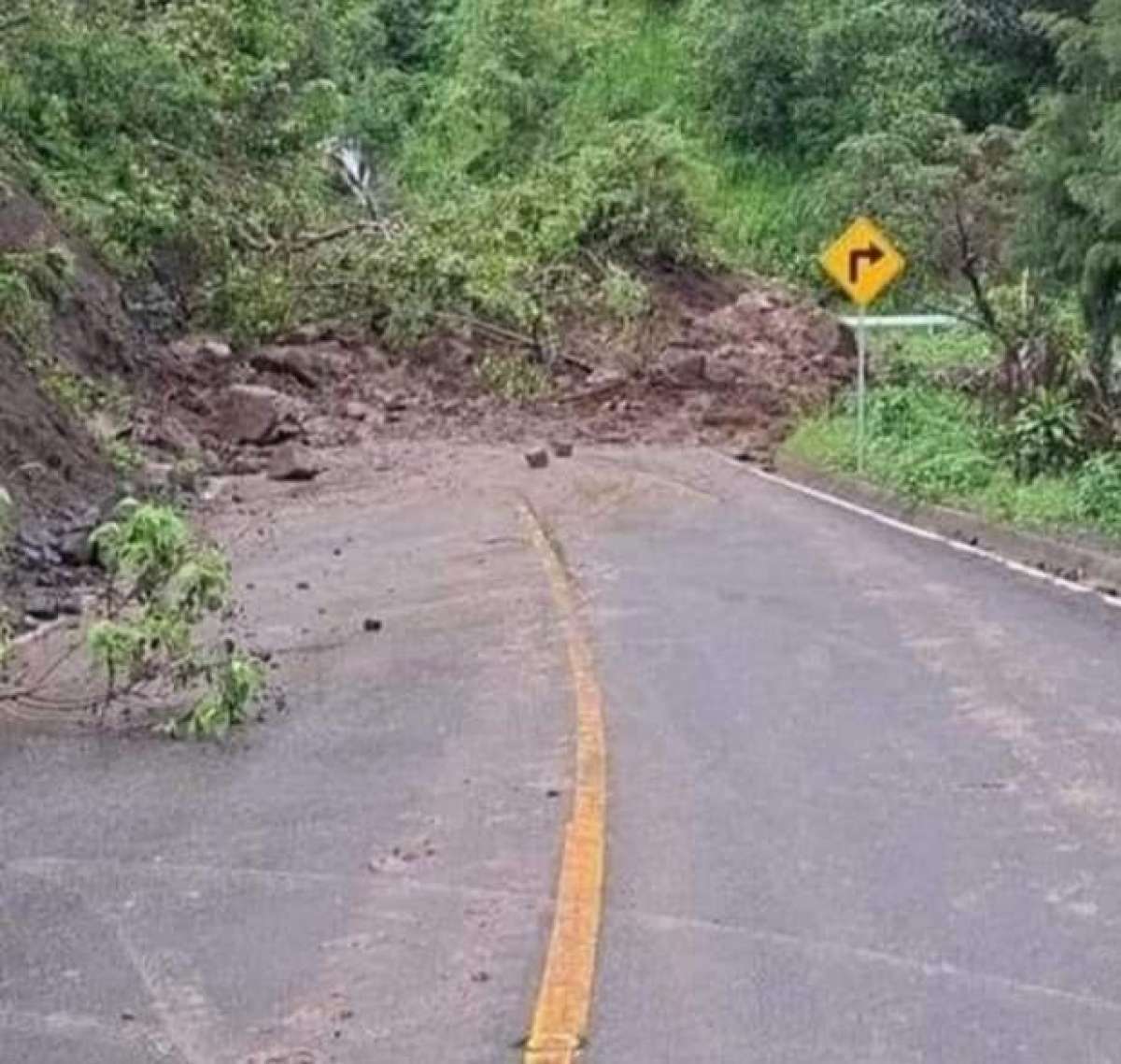 Derrumbe sobre carretera Xalapa-Totutla-Huatusco-Córdoba, incomunica a varios municipios de la zona centro de la entidad