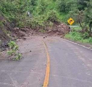 Derrumbe sobre carretera Xalapa-Totutla-Huatusco-Córdoba, incomunica a varios municipios de la zona centro de la entidad