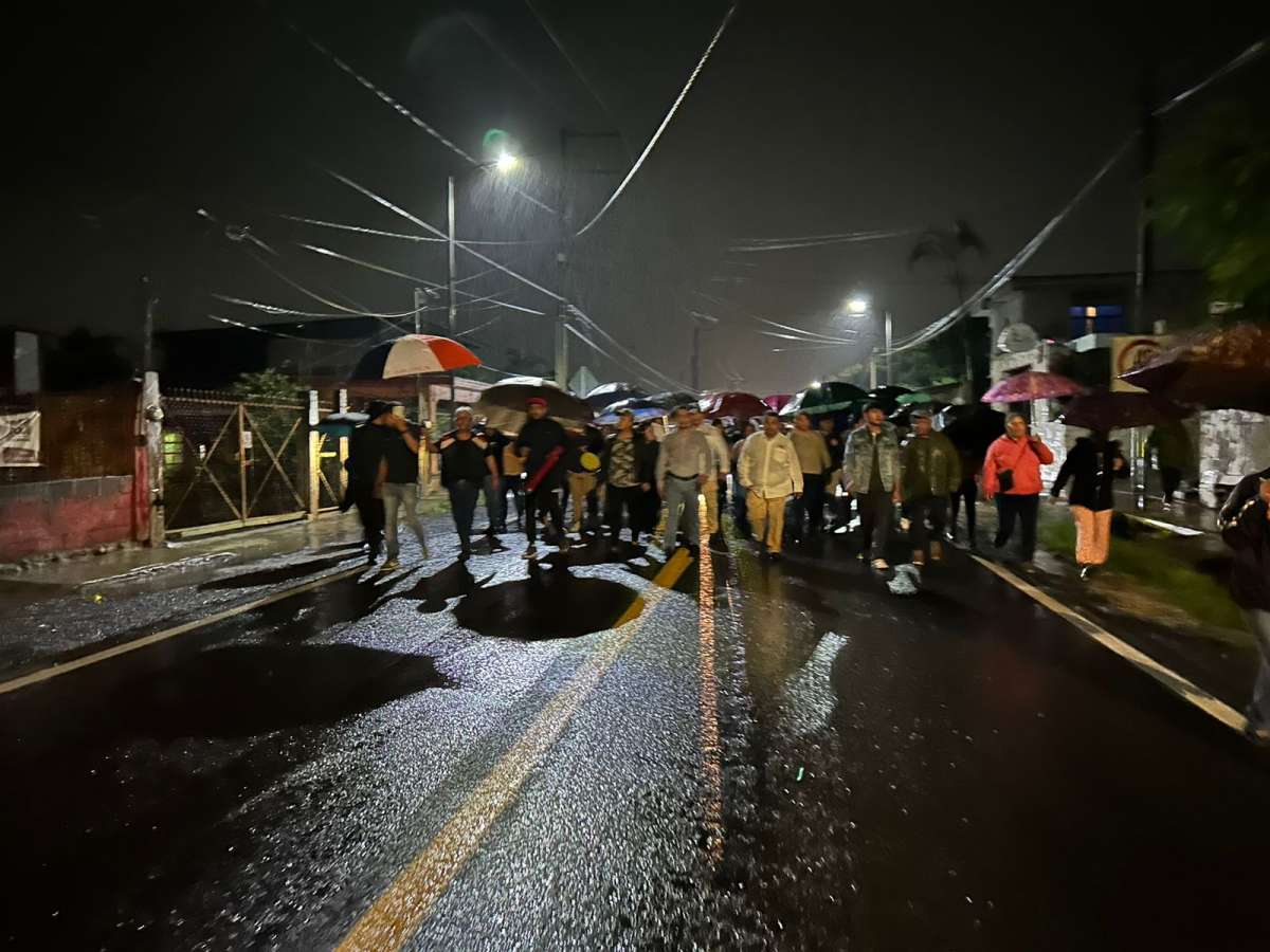 Habitantes de Fortín bloquean la carretera Xalapa-Córdoba por cierre de válvulas del agua potable por vecinos de Tetla  