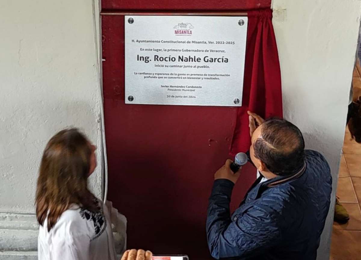 DEVELA ROCÍO NAHLE PLACA EN LA SEÑORIAL MISANTLA