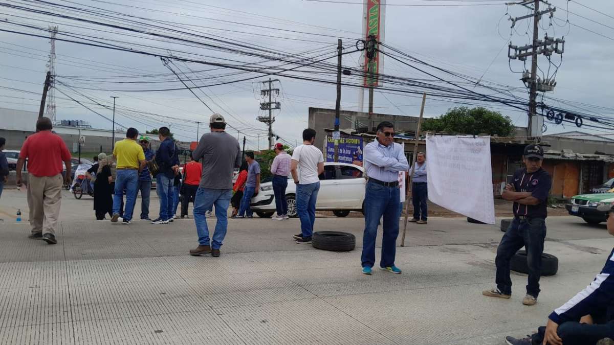 Vecinos de Emiliano Zapata se manifiestan y bloquean la carretera Las Trancas-Coatepec, exigen obras para evitar inundaciones
