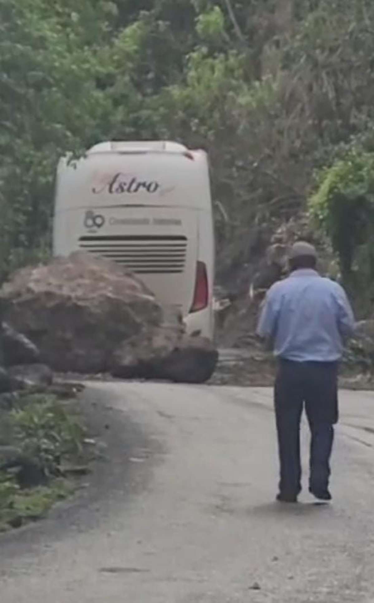 Carretera Huatusco-Xalapa queda bloqueada por varias horas por deslave de enormes rocas  
