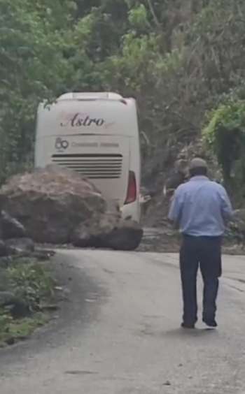 Carretera Huatusco-Xalapa queda bloqueada por varias horas por deslave de enormes rocas  
