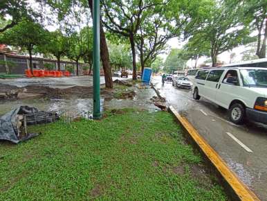 Mega fuga de agua ocasiona la constructora que lleva a cabo la pavimentación de la Avenida Ruiz Cortines  