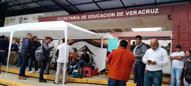 Docentes de Simaver toman oficinas centrales de la SEV, denuncian incumplimiento de acuerdos  
