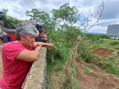 Peligran vecinos de varias colonias periféricas de Xalapa por deslaves de cerros, urgen intervención de autoridades  