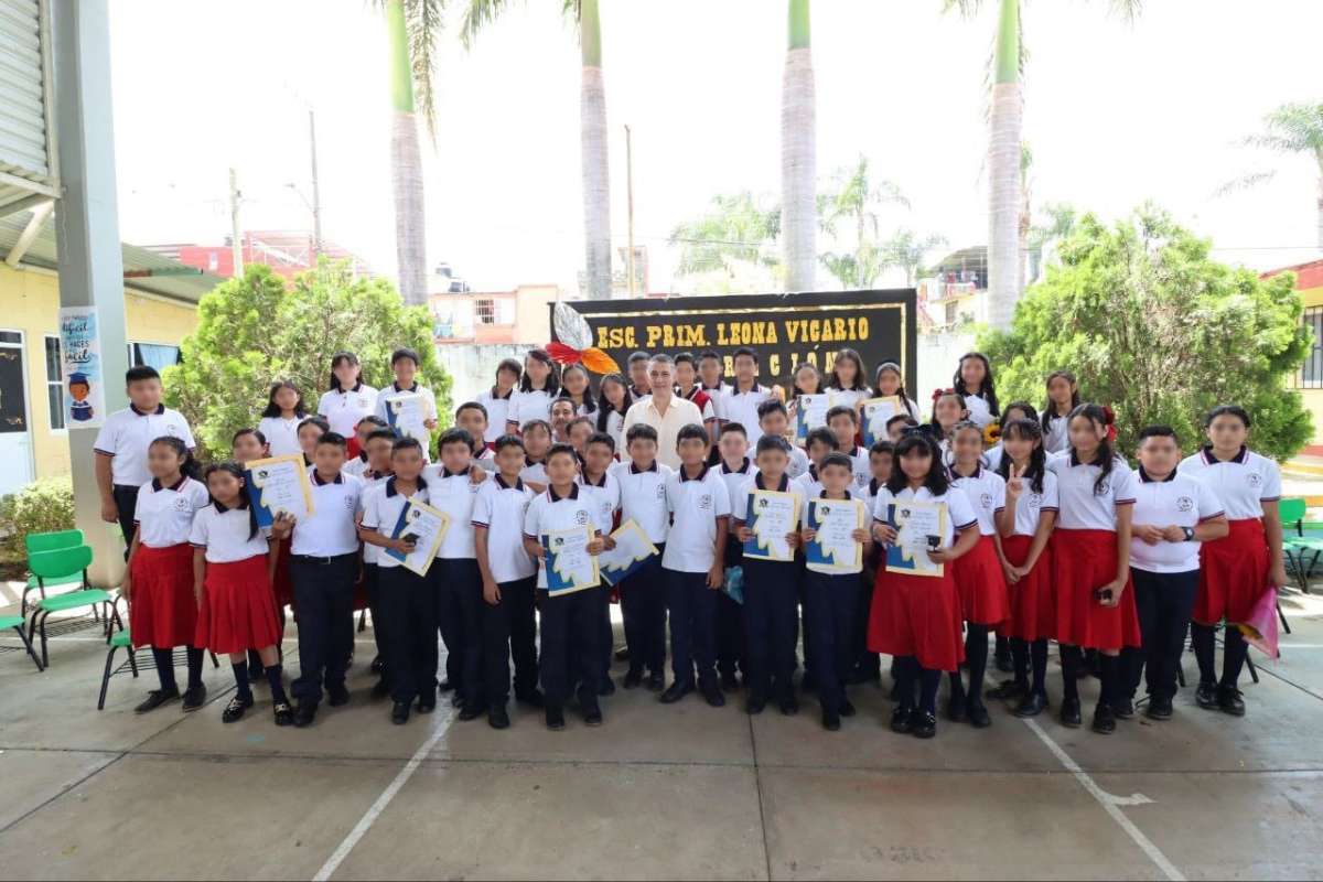 Es padrino de generación el titular de la SEV, en la primaria “Leona Vicario” de Fortín