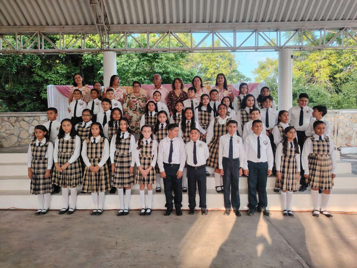 Las Maestras Carolina Fornué Barajas y  María de Lourdes Rivera Flores, Madrinas de los Niños Graduados de la Escuela Primaria Gral. Desiderio Pavón