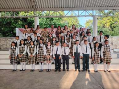 Las Maestras Carolina Fornué Barajas y  María de Lourdes Rivera Flores, Madrinas de los Niños Graduados de la Escuela Primaria Gral. Desiderio Pavón