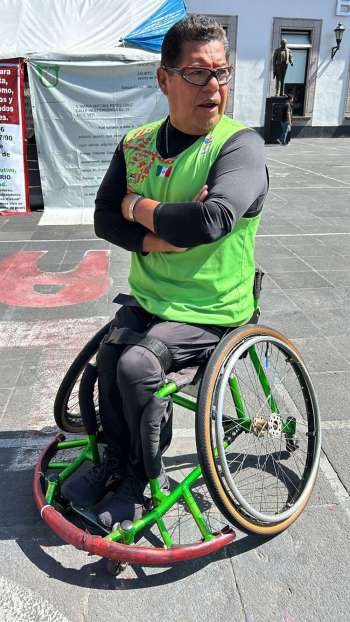 Persona con discapacidad motriz denuncia despido injustificado del Registro Civil de Xalapa  