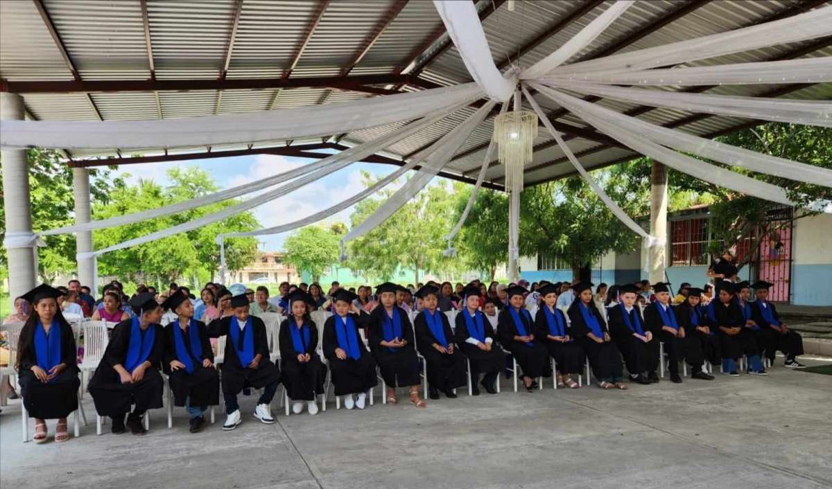 Se Gradúo una Generación de Excelente Niños de la Escuela Primaria Nicolás Bravo