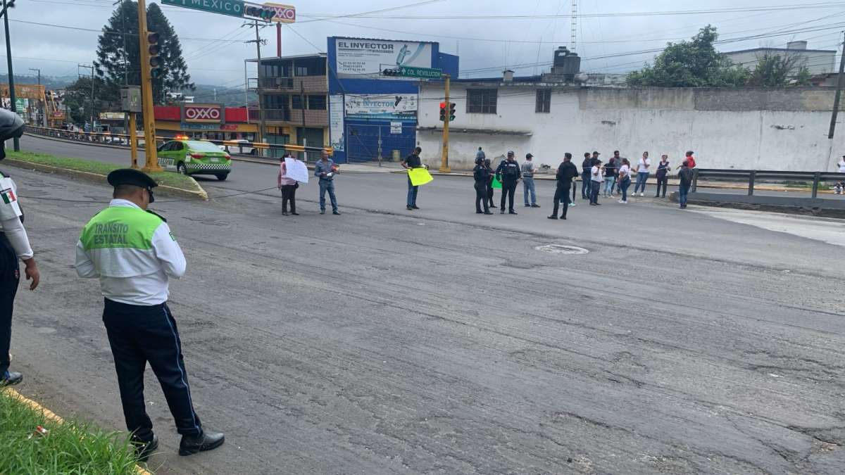Vecinos bloquean Avenida Lázaro Cárdenas en protesta por falta de agua potable en sus domicilios  