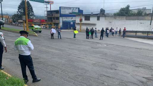Vecinos bloquean Avenida Lázaro Cárdenas en protesta por falta de agua potable en sus domicilios  