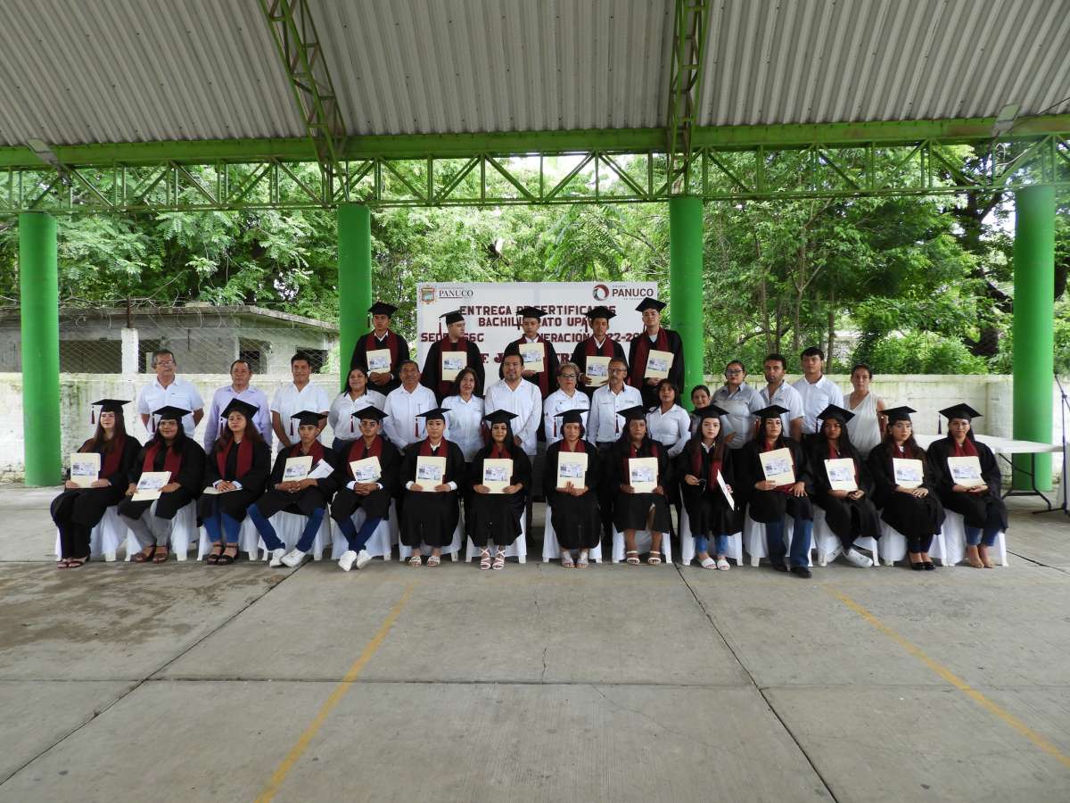 Egresan Jóvenes de la Generación 2022-2024 del Bachillerato UPAV 056G en Pánuco
