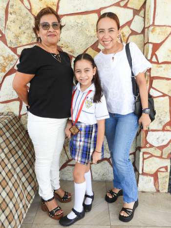 Diploma y Medalla de Tercer Lugar Para Dara Camila por ser una Destacada Alumna del Colegio Efrén Pazzi Mezquida  