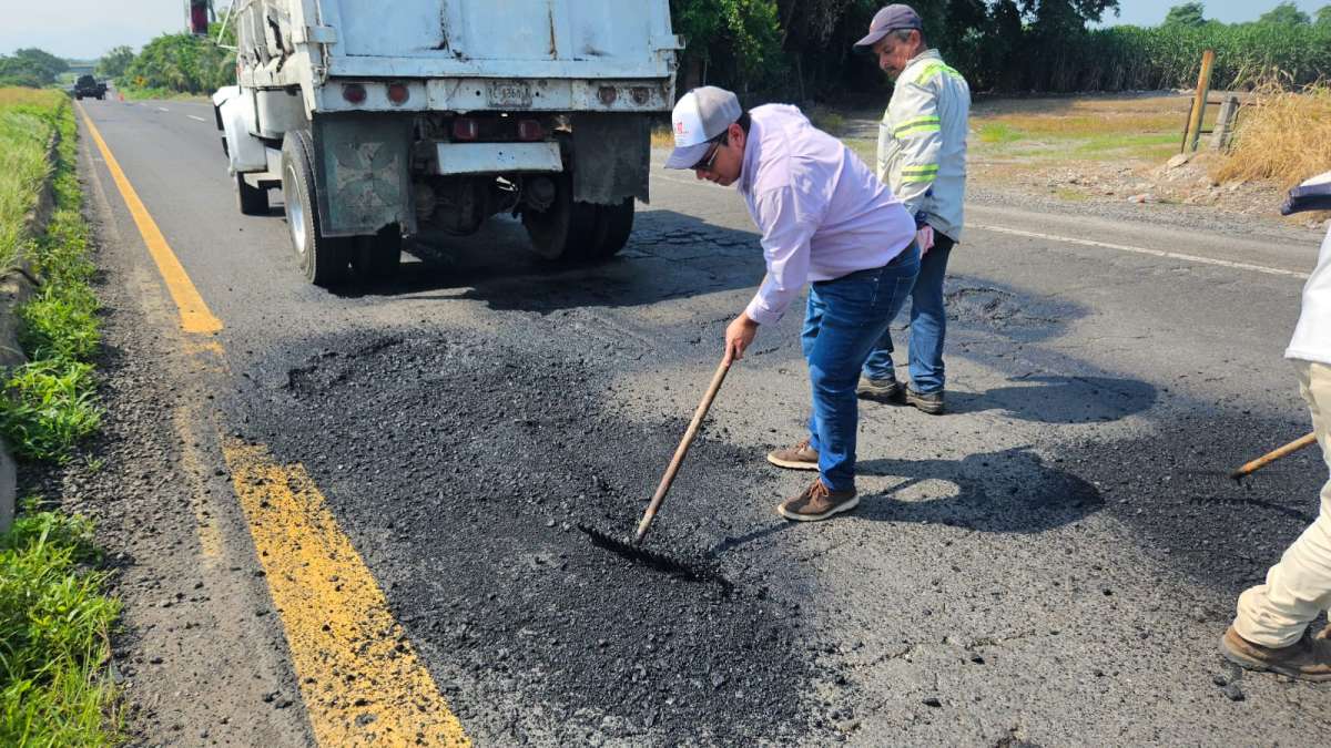 También el ayuntamiento de Úrsulo Galván se suma a los trabajos de bacheo de la carretera Cardel-Nautla  