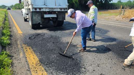 También el ayuntamiento de Úrsulo Galván se suma a los trabajos de bacheo de la carretera Cardel-Nautla  