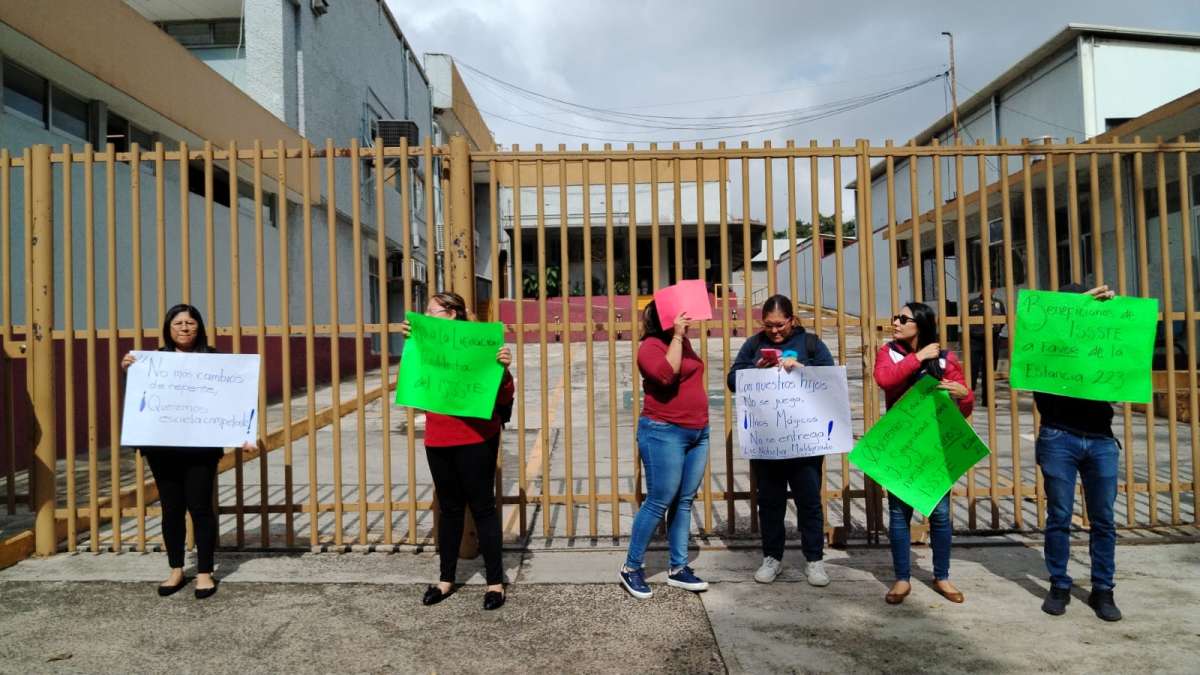 Protestan padres y madres trabajadores derechohabientes del ISSSTE, denuncian opacidad en licitación de estancia infantil subrogada  