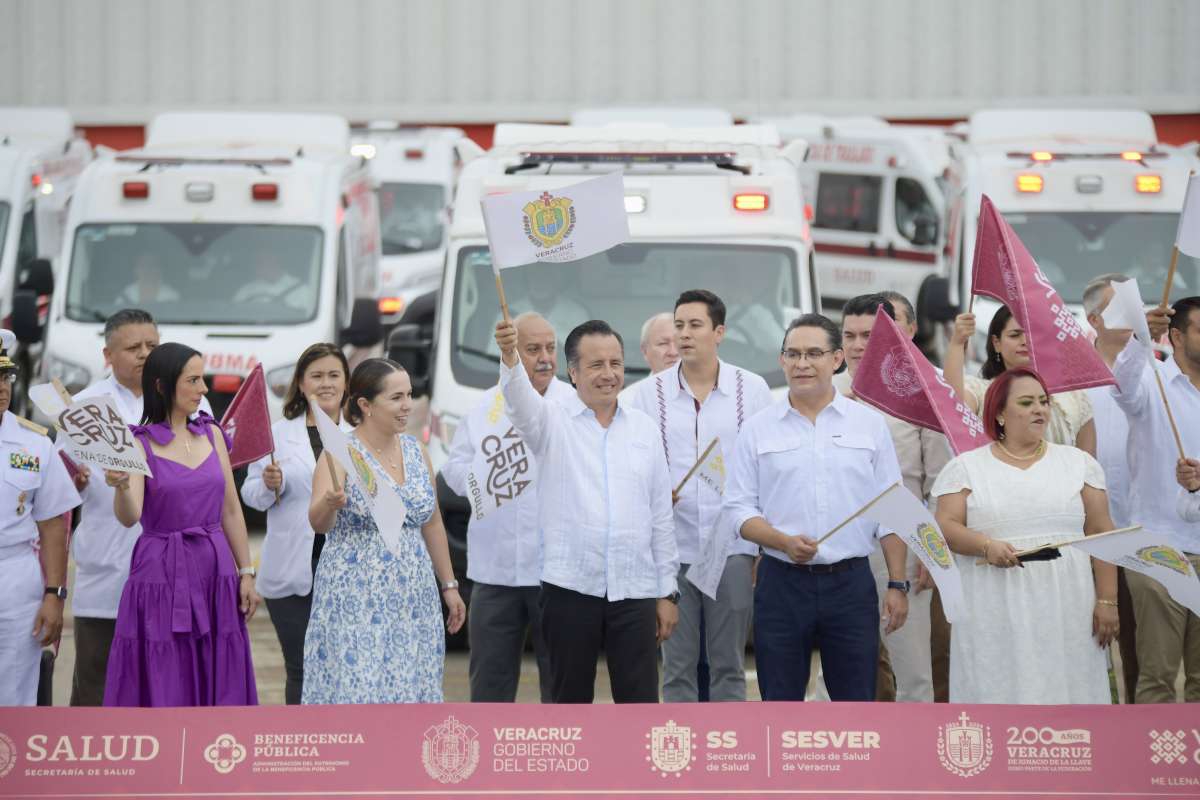 Cuitláhuac García entrega 35 ambulancias más para el bienestar de la población   