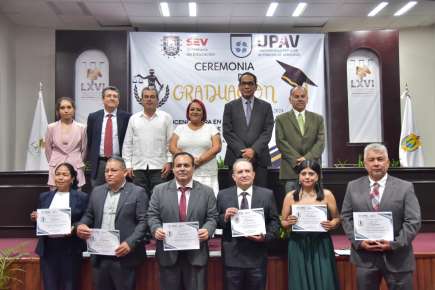 Acompaña Presidenta del Congreso a estudiantes egresados de la UPAV   