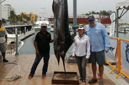 Protagonizan cerca de 4 mil pescadores la historia del Torneo Internacional del Marlín