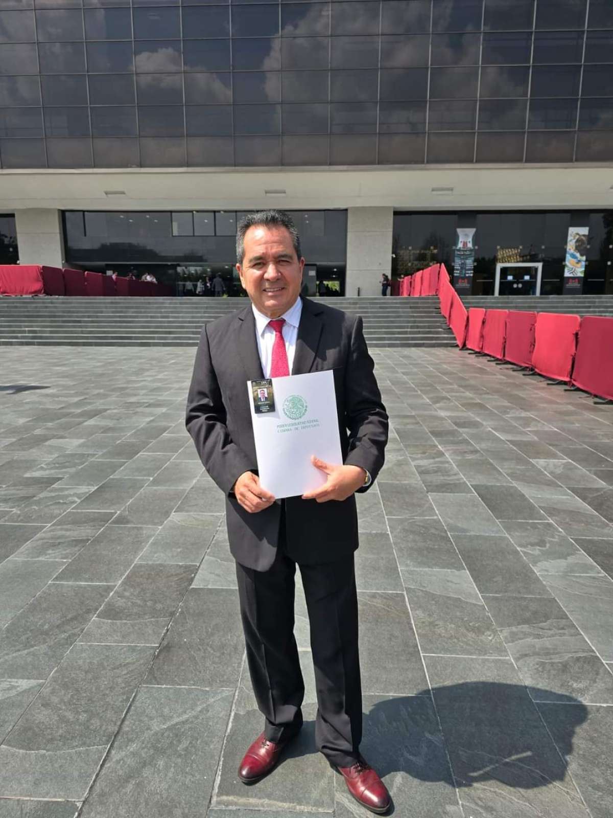 Recibe Eleazar Guerrero Pérez su credencial de Diputado Federal