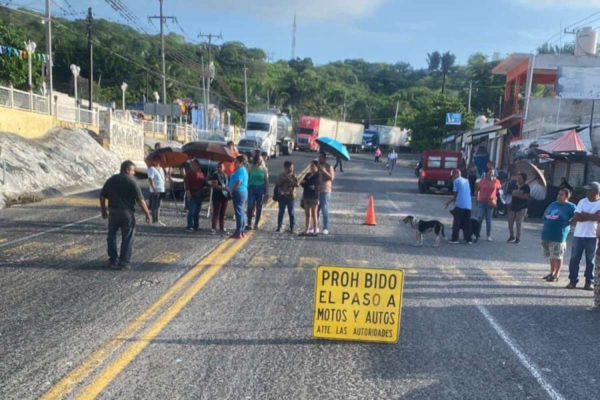 Vecinos de Plan del Río bloquean autopista y carretera libre a Veracruz, en protesta por falta de apoyos  