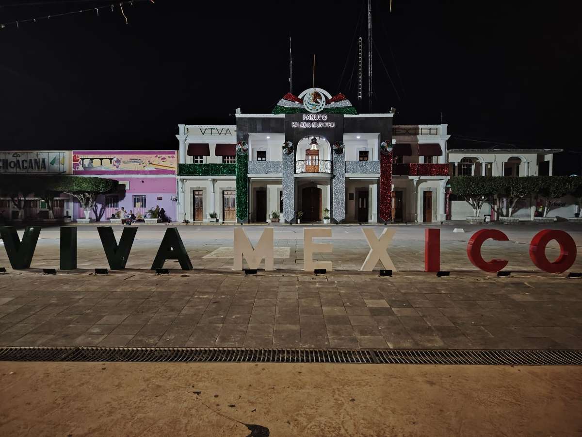 Colocan Adornos Patrios en Pánuco  