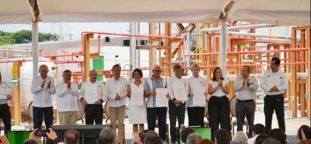 ROCÍO NAHLE ASISTE A CEREMONIA POR 59 ANIVERSARIO DEL IMP EN BOCA DEL RÍO
