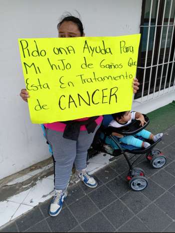 Solitaria mujer se planta fuera de las oficinas de SESVER en Xalapeños Ilustres, pide ayuda para su hijo enfermo  