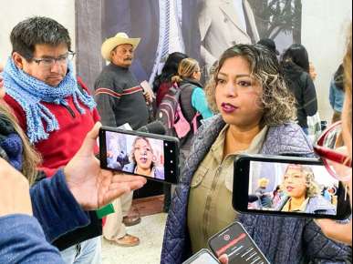 Denuncian que personas ajenas a programas del Bienestar pretenden estafar a beneficiarios al pedir sus tarjetas bancarias  