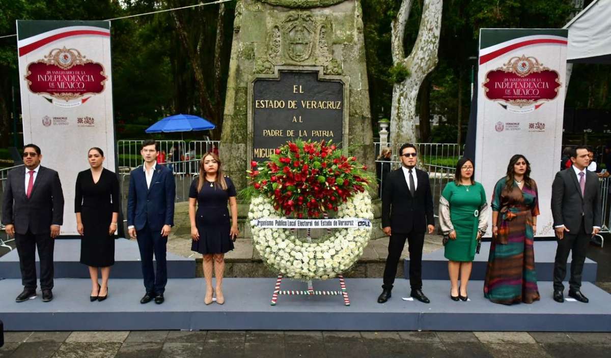 Guardia de honor del OPLE Veracruz a heroínas y héroes de la Independencia de México   