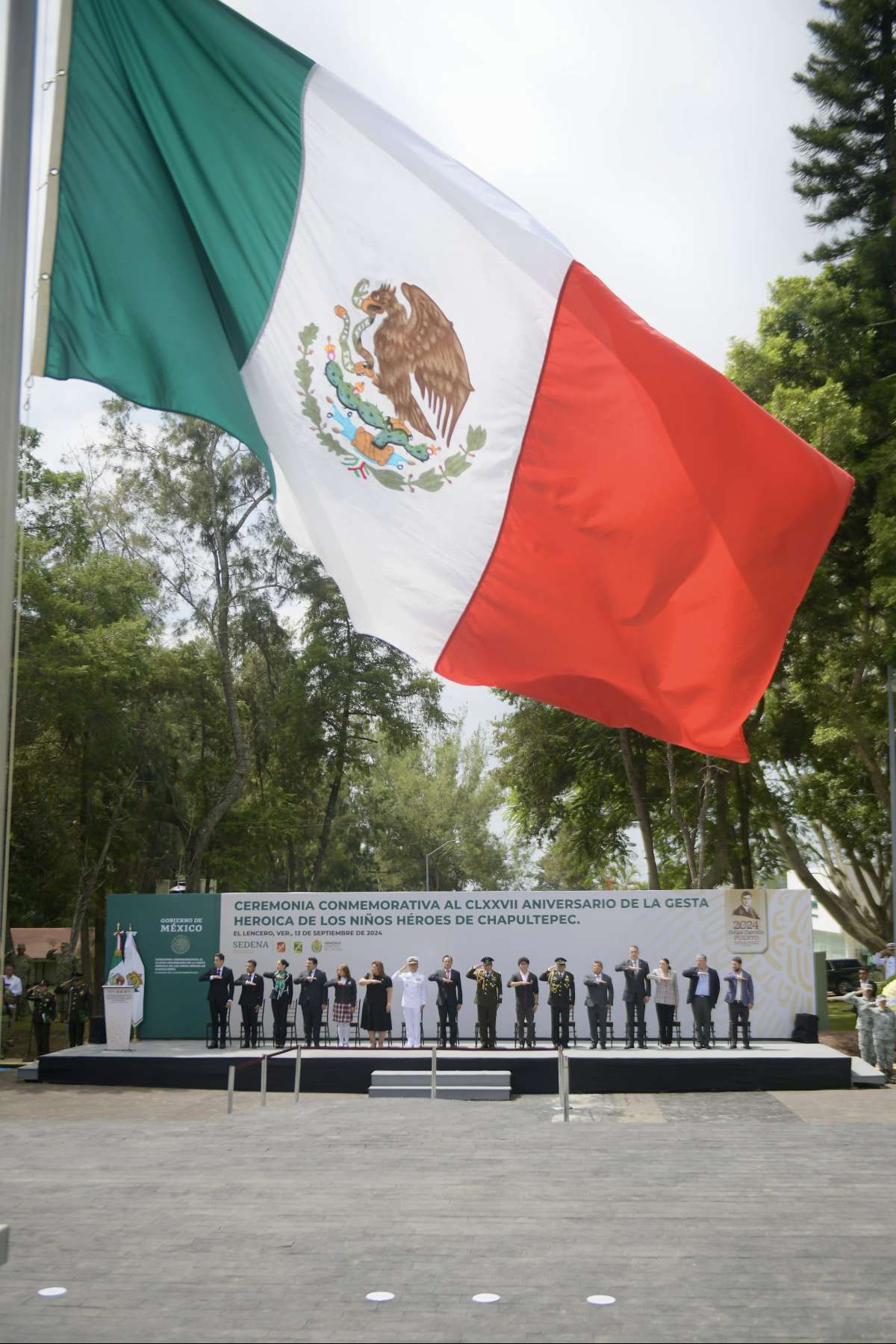 Con respeto y admiración, rinde Veracruz homenaje a los Niños Héroes