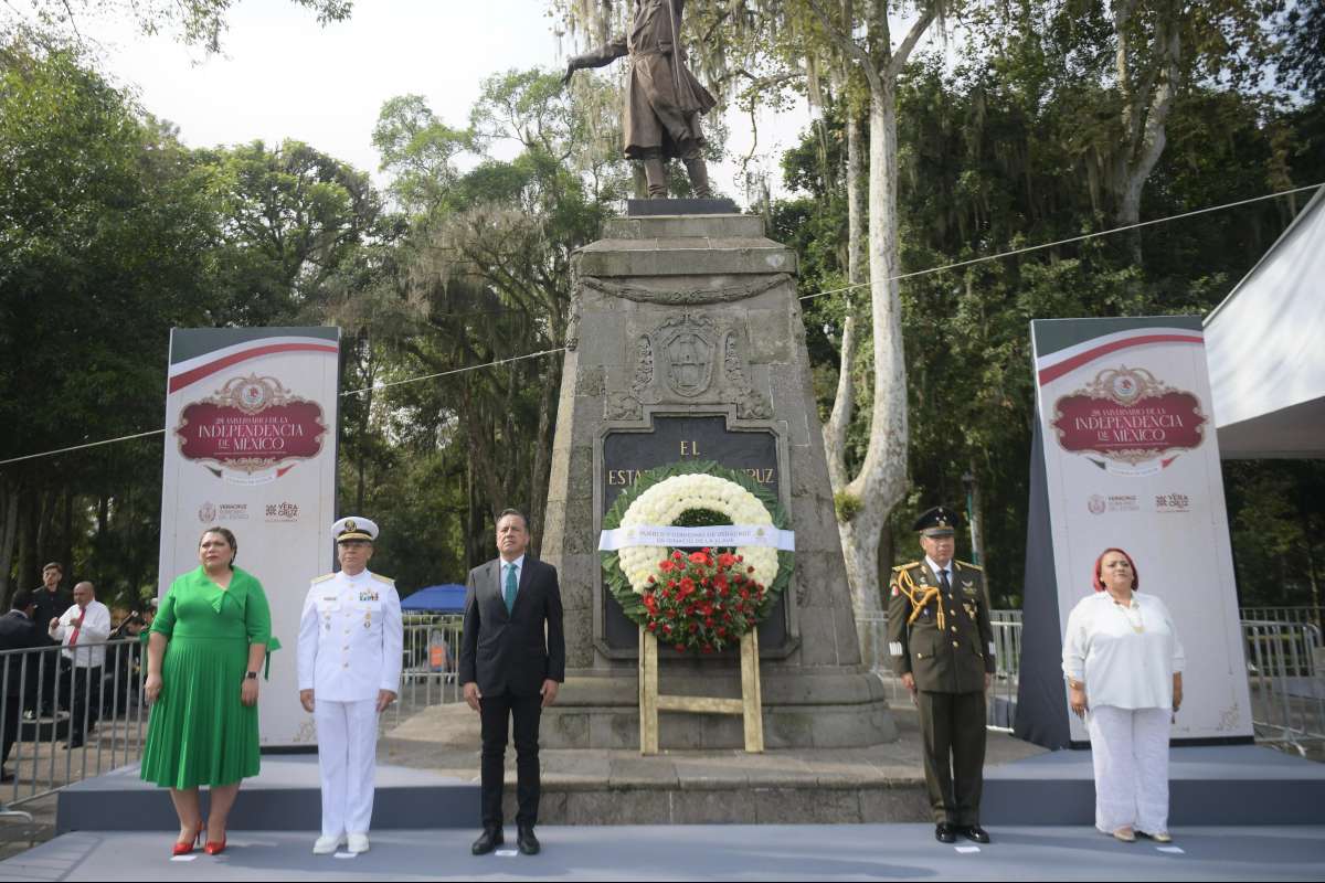 El Gobernador Cuitláhuac García Jiménez monta guardia de honor ante el monumento a Miguel Hidalgo y Costilla.