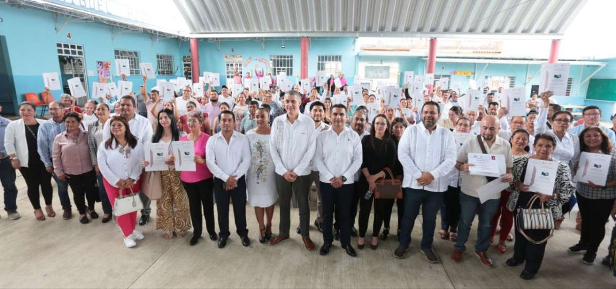 Entrega secretario de Educación más de 100 escrituras por parte del programa “Escuela Garantizada, Escritura Garante”