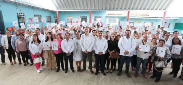 Entrega secretario de Educación más de 100 escrituras por parte del programa “Escuela Garantizada, Escritura Garante”