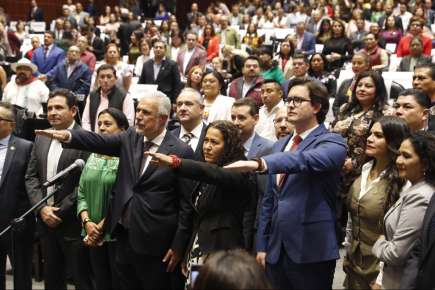 Rinden protesta la diputada Vania Roxana Ávila y los diputados Sebastián Ebrard y José Narro   