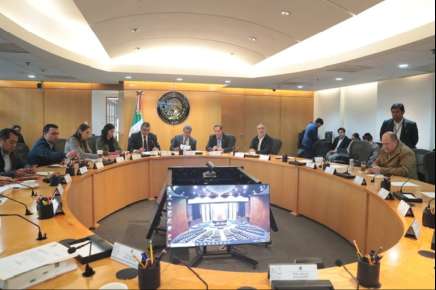 Trabajadores del PRD en la incertidumbre con su extinción, se encuentran este lunes con candados los accesos al edificio  