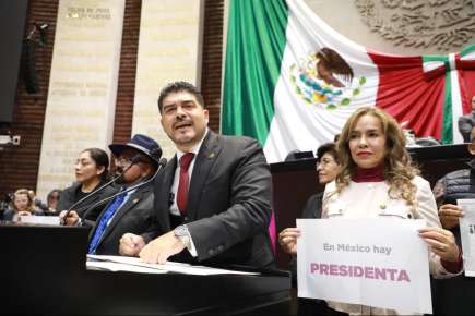 Zenyazen Escobar presenta iniciativa para el reconocimiento de la mujer en la Constitución