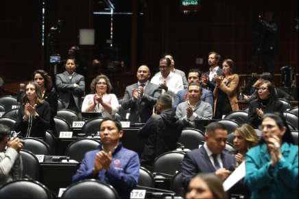 El Pleno de la Cámara de Diputados dedica minuto de aplausos en reconocimiento a la trayectoria de la diputada Ifigenia Martínez   