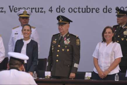 La gobernadora electa de Veracruz, Rocío Nahle García, asistió a la conmemoración del Bicentenario de la Promulgación de la Constitución Federal de los Estados Unidos Mexicanos de 1824 y el 203 Aniversario de la Armada de México