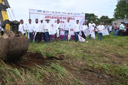 Colocan primera piedra de la extensión de la UTCV en Córdoba