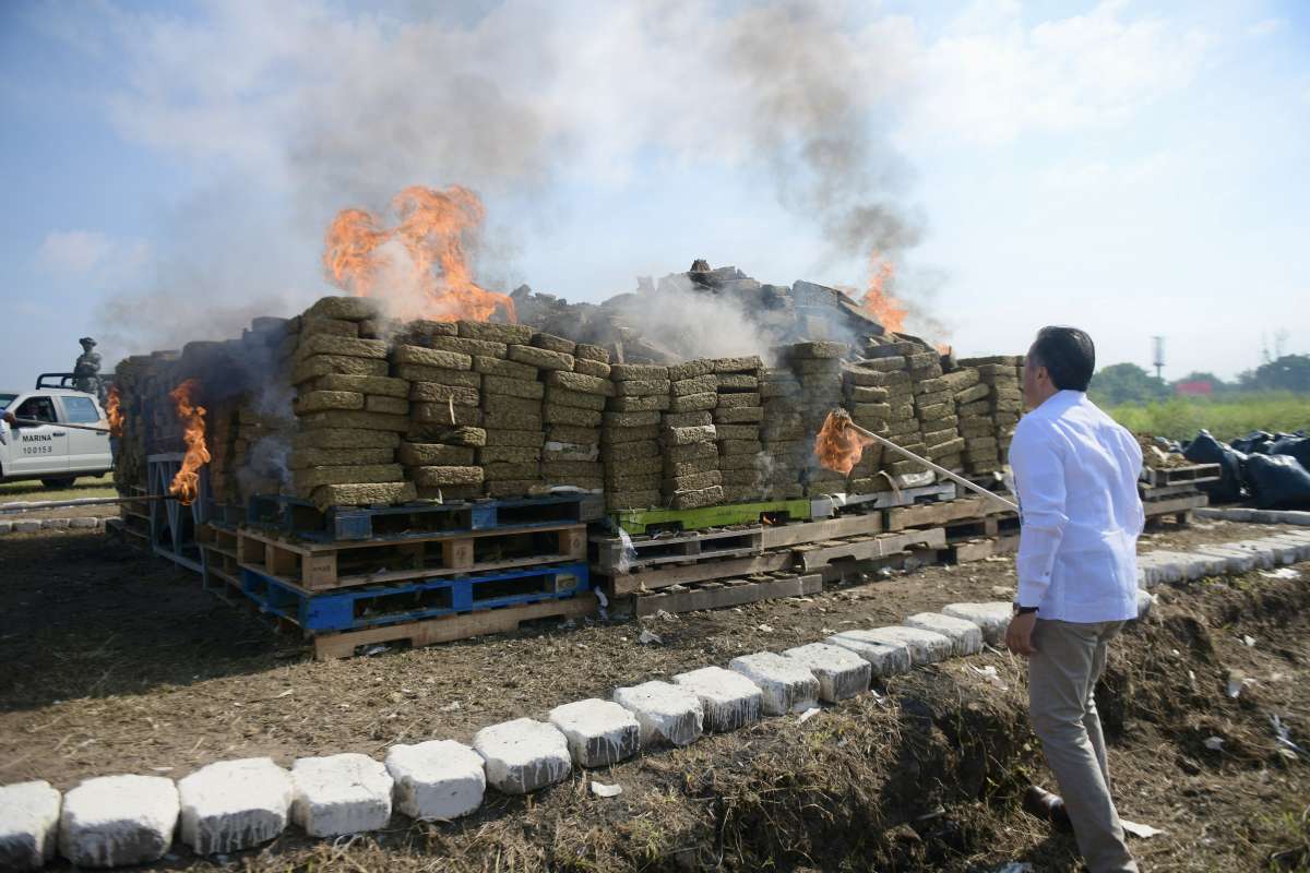 Cuitláhuac García encabeza la mayor incineración de narcóticos en la historia de Veracruz   