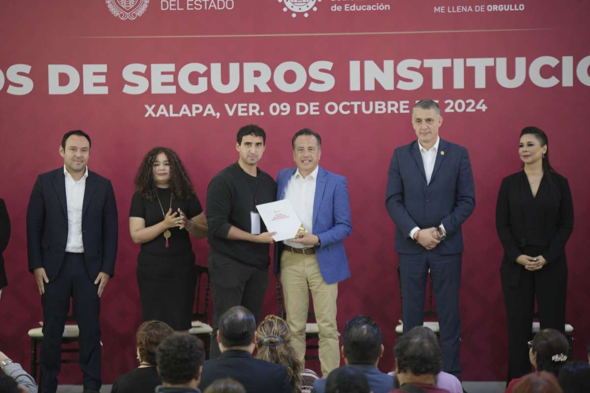 Docentes reciben justicia, tras 14 años Gobierno del Estado cumple deuda histórica y paga seguros